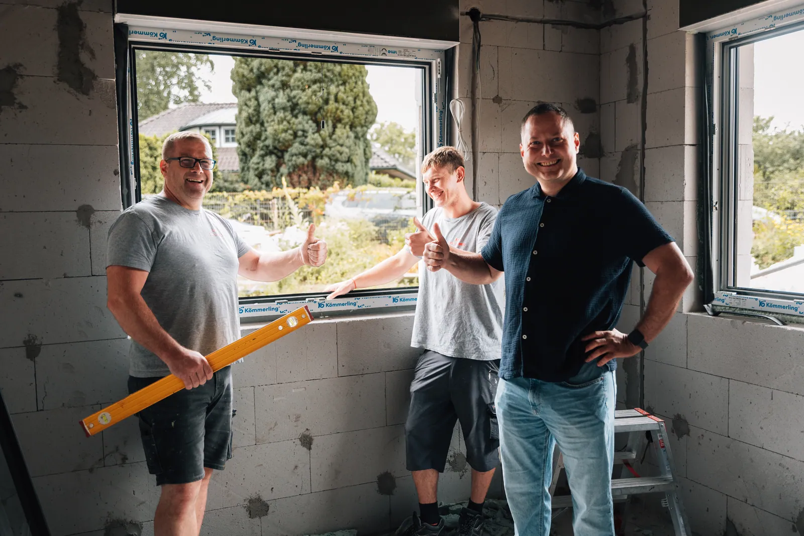 Team von K & K Bauelemente bei der Fenstermontage