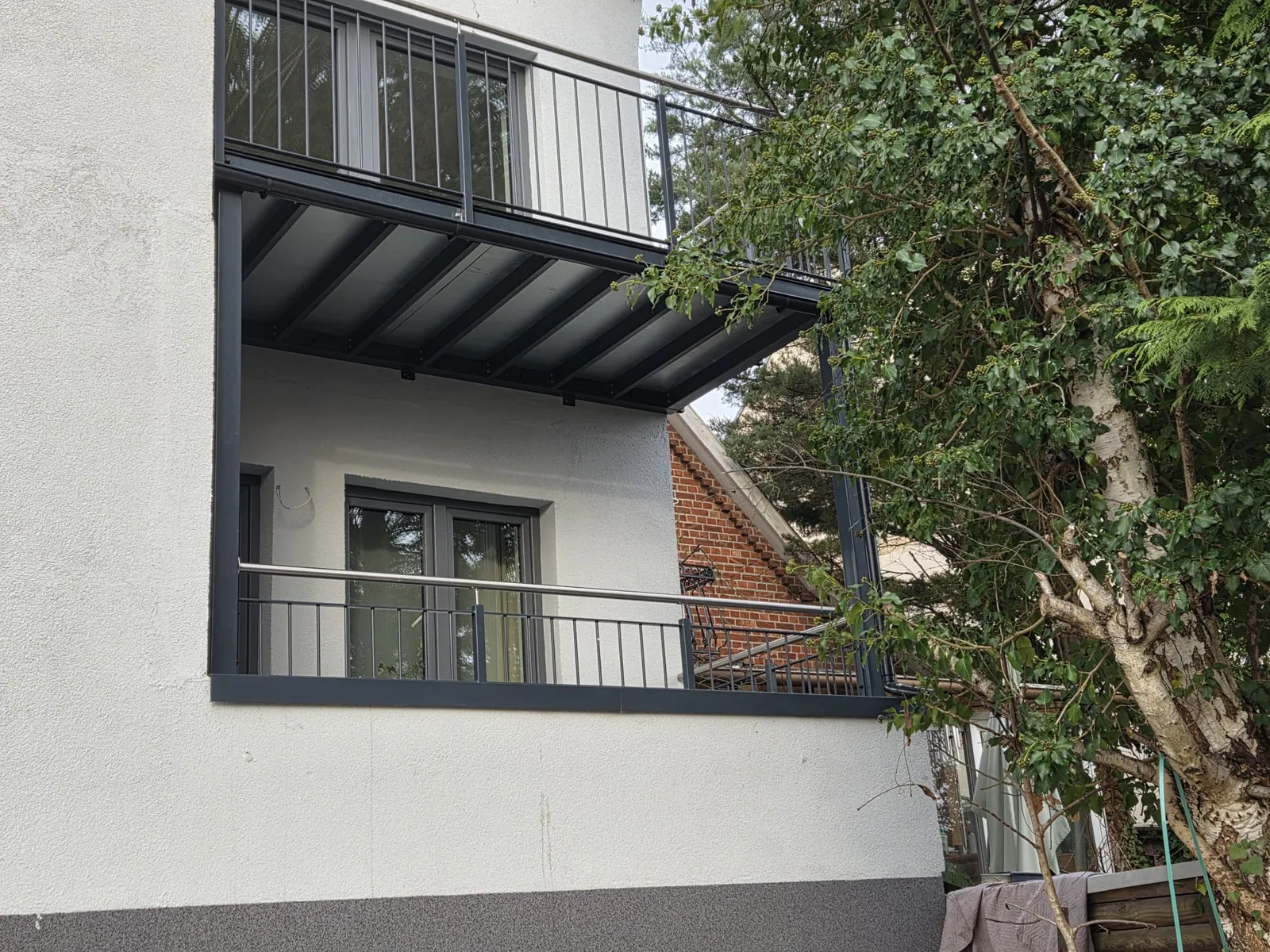 Stahlbalkon mit Metallgeländer nach Maß