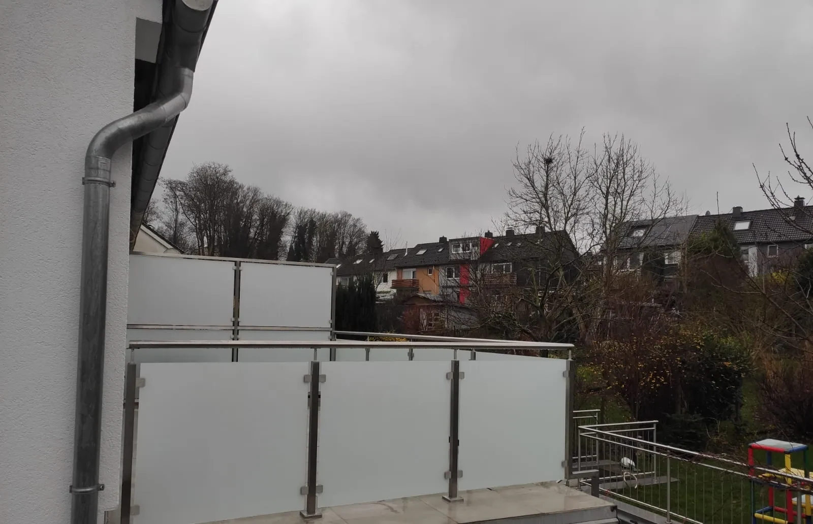 Geländer mit Glasfüllung auf einer Dachterrasse