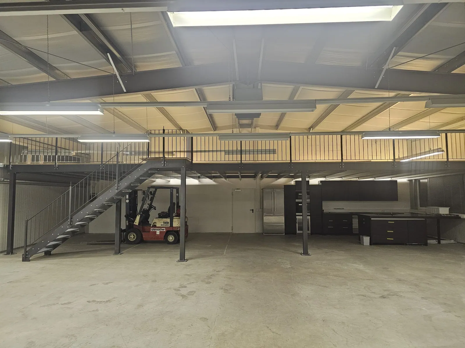 Individuelle Stahlkonstruktion mit Treppe in einer Gewerbehalle