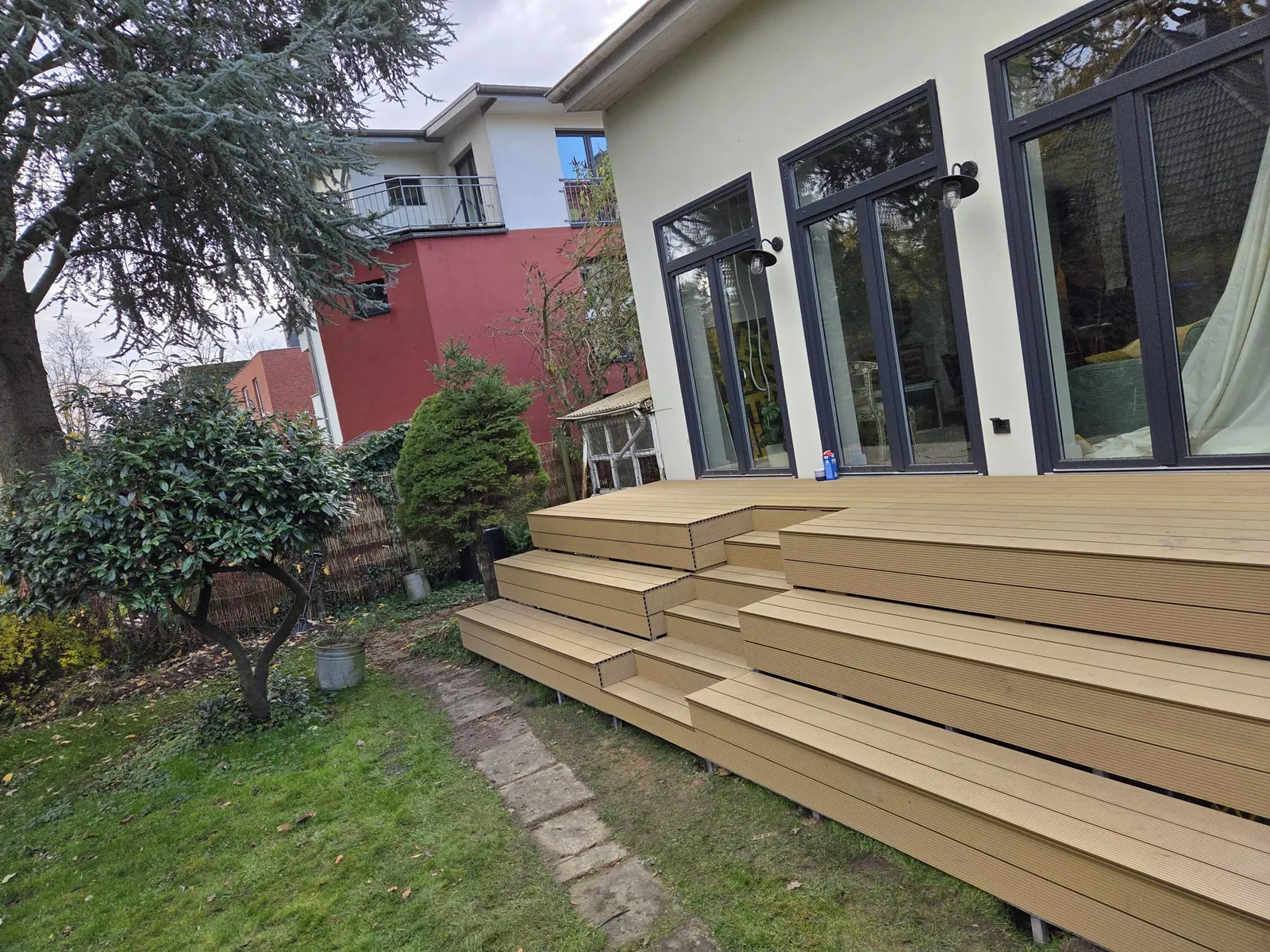 Breite Holz-Terrassentreppe mit Stahlunterkonstruktion